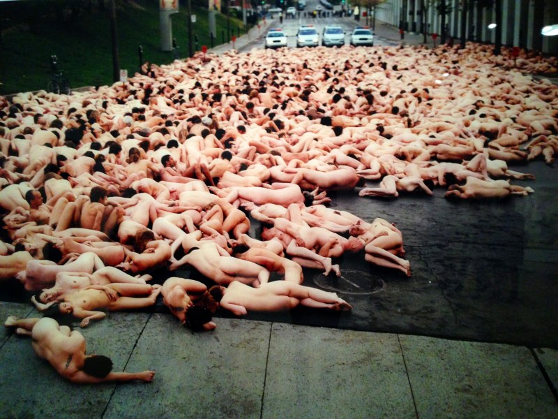 Очень много голых людей