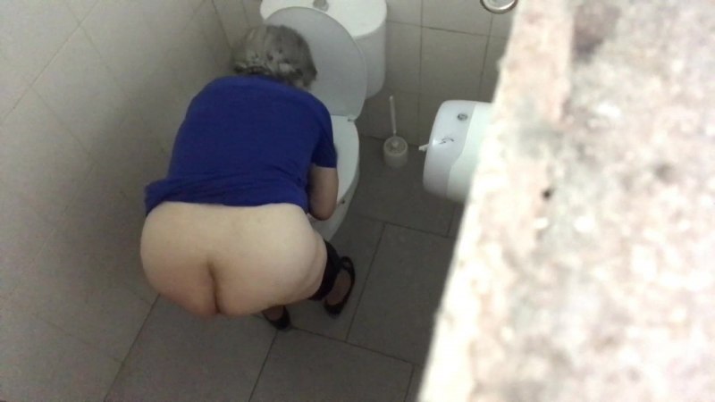 Подглядывание в туалете за пожилыми