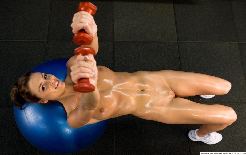 Девушка тренируется голышом