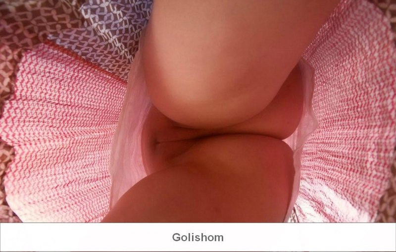 Снизу под платьем