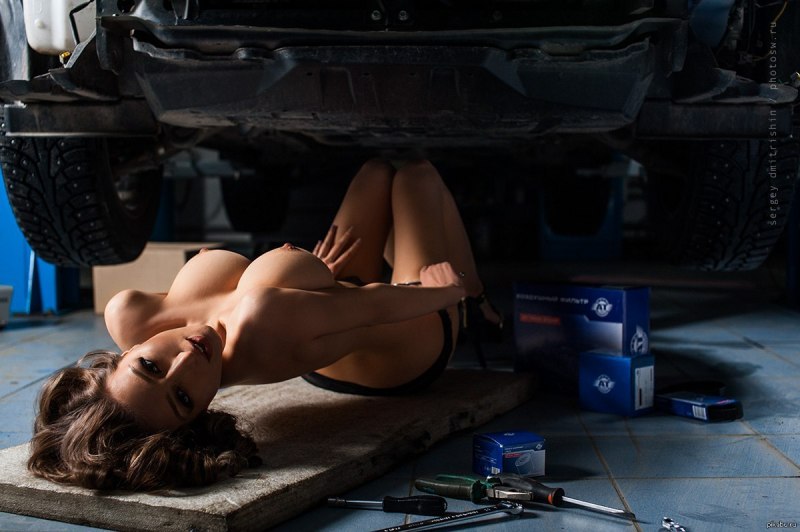 Девушка автомеханик ню