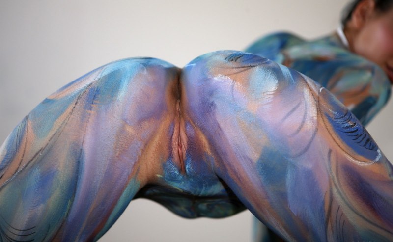 Голые болельщицы в краске