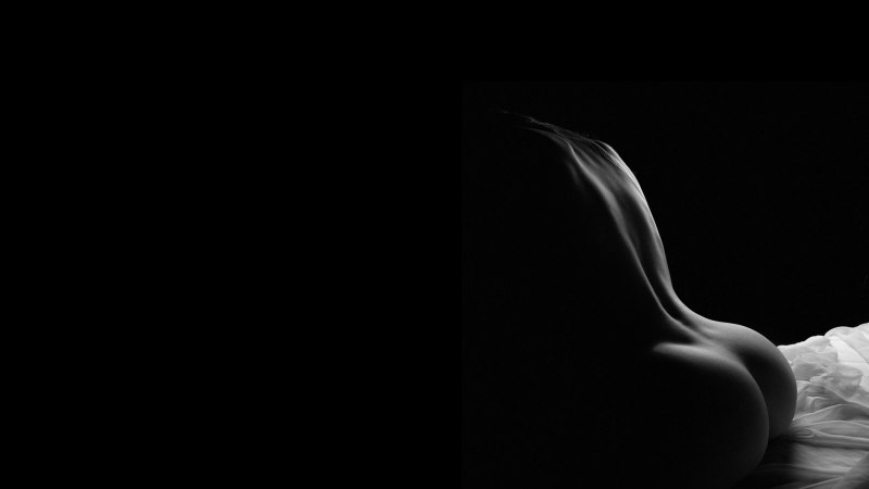 Голая женщина на черном фоне