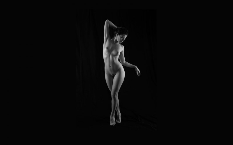 Голые дамы на темном фоне