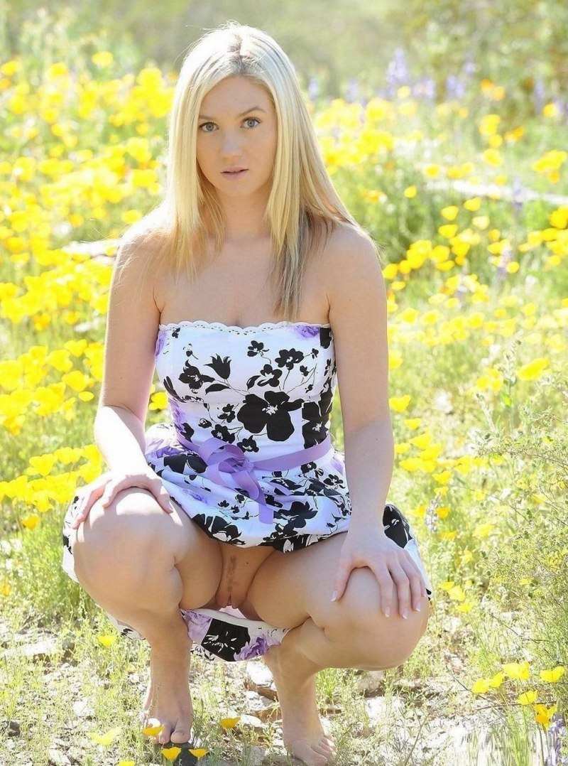 Девушки в сарафане без трусиков