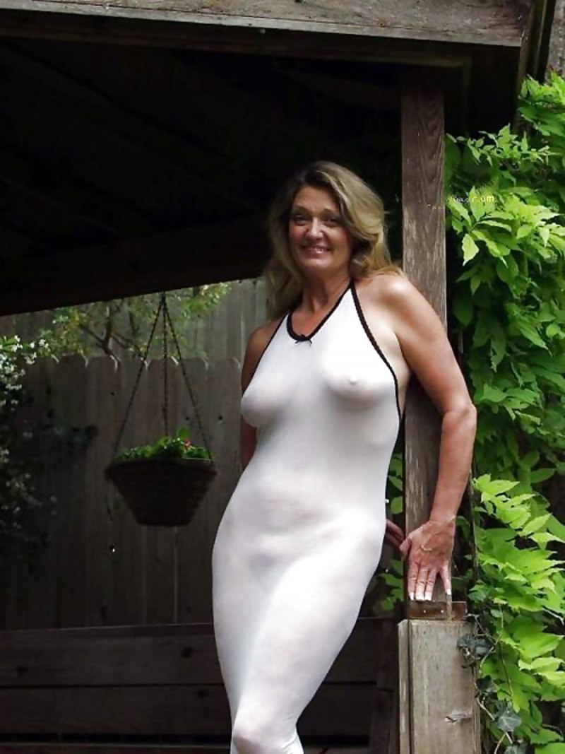 Пожилая дама в прозрачном