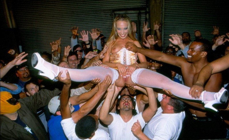 Раздвинула ноги перед публикой