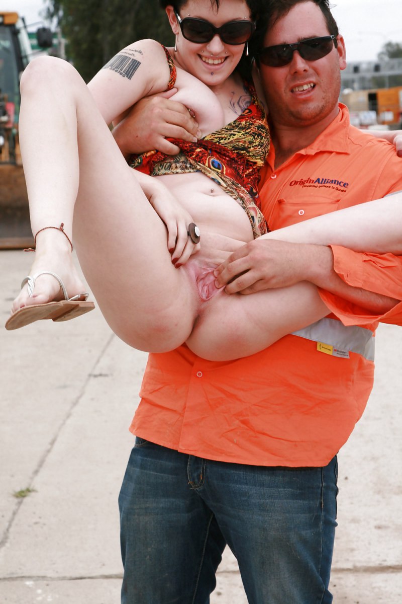 На руках с раздвинутыми ногами пляж