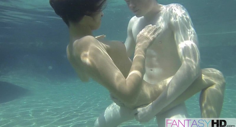 Голый мужчина под водой