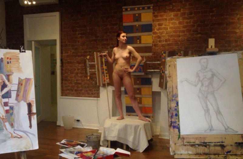 Голые натурщицы позируют