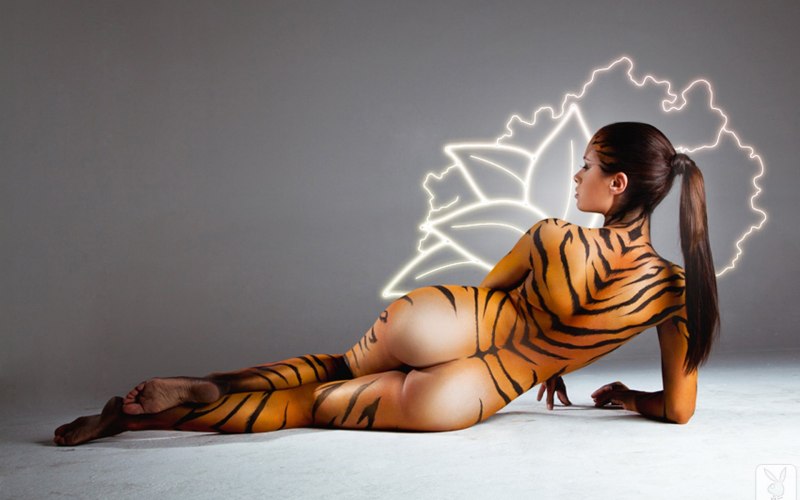 Бодиарт ниже пояса без трусов