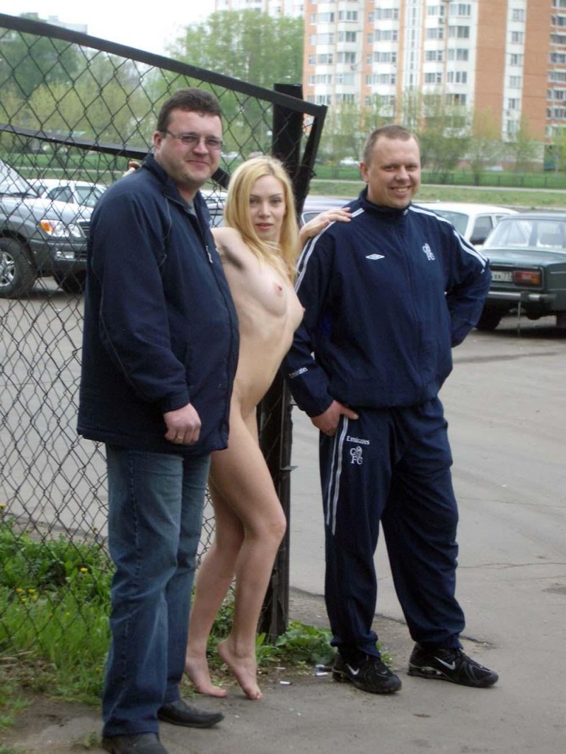 Голые алкаши гуляют по улице