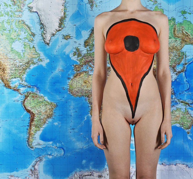 Нарисованный купальник на голом теле