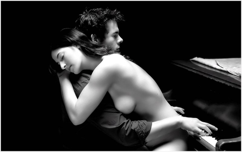 Мужчина на рояле голый