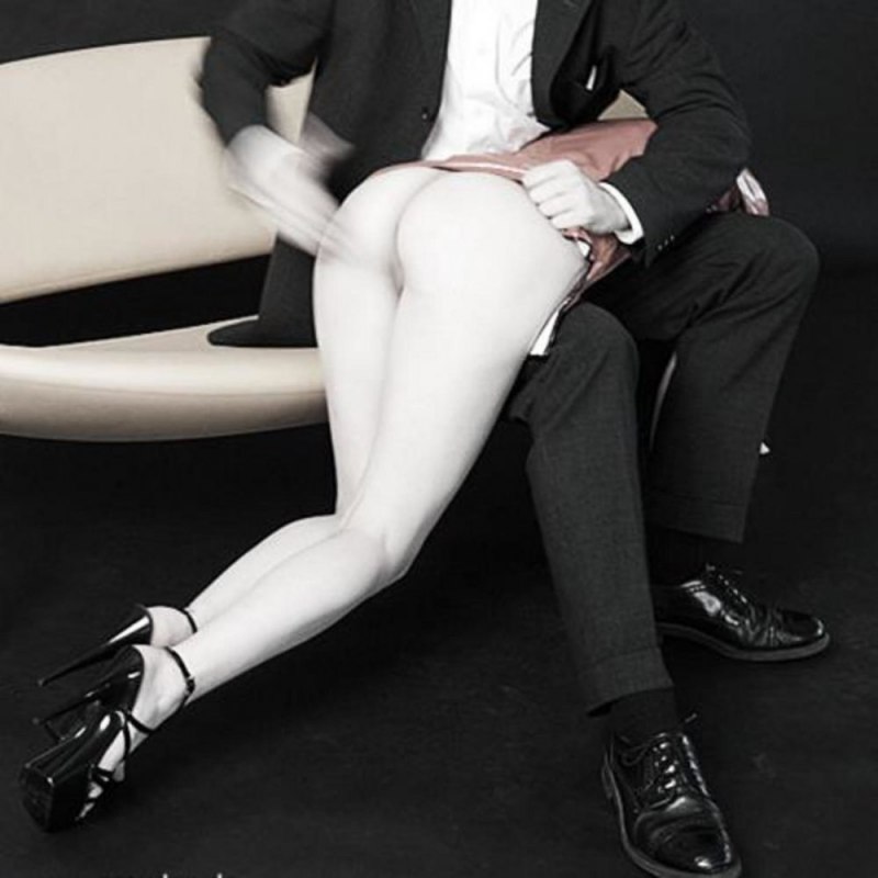 Сидит голая на коленках у парня