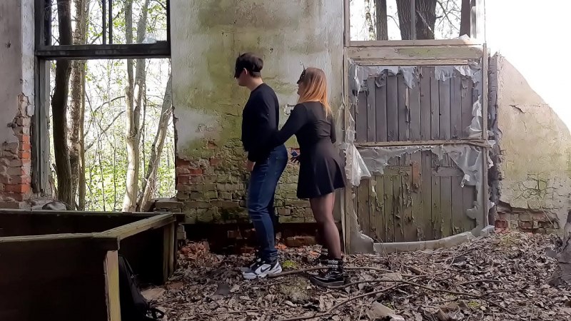 Разделась в заброшенном здании