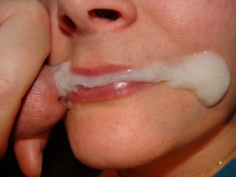 Красиво вытекает изо рта