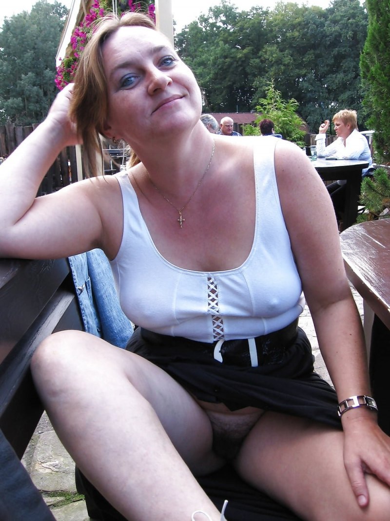 Волосатая в возрасте без трусов