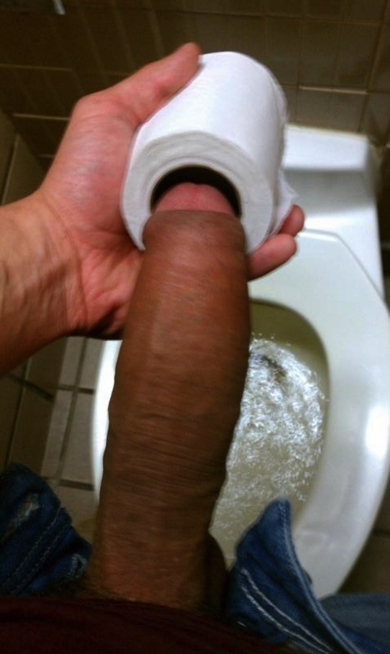 Гигантский член в туалете