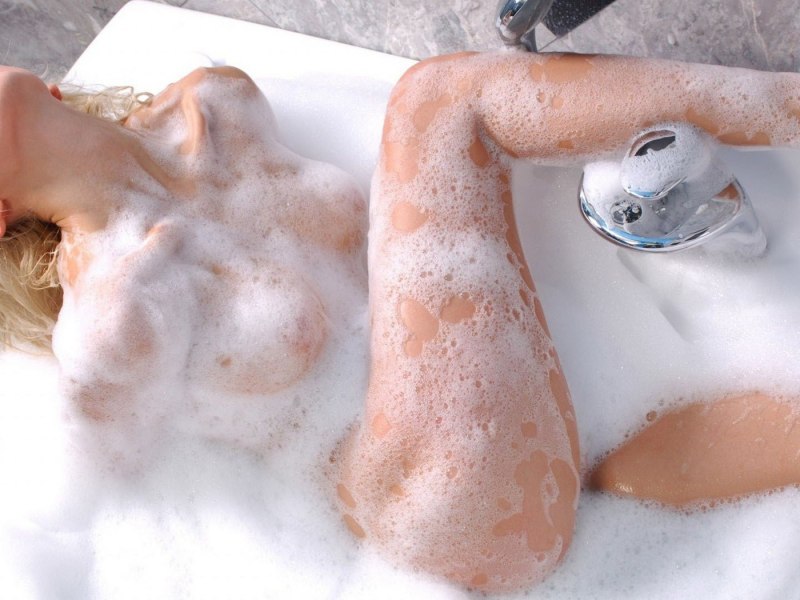 Женское голое тело в пене