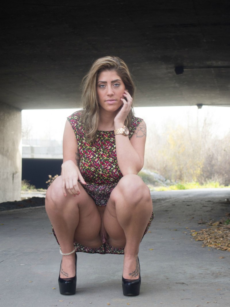 Дамы без трусов под юбкой