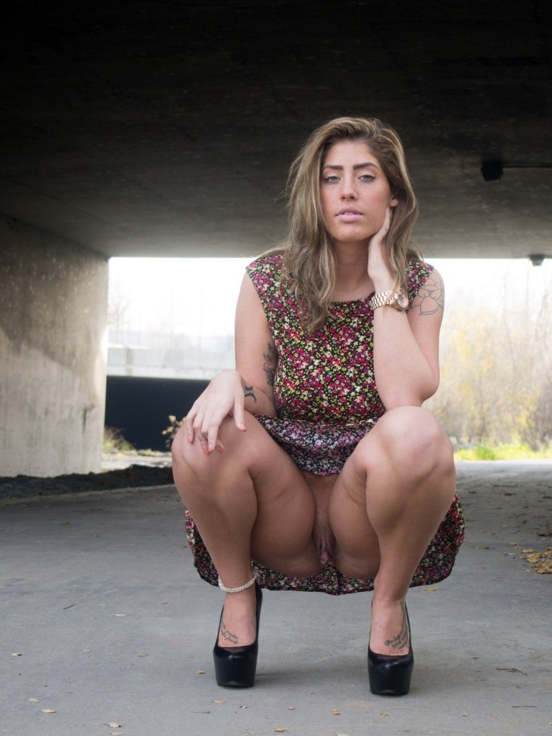 Блондинка показала трусики