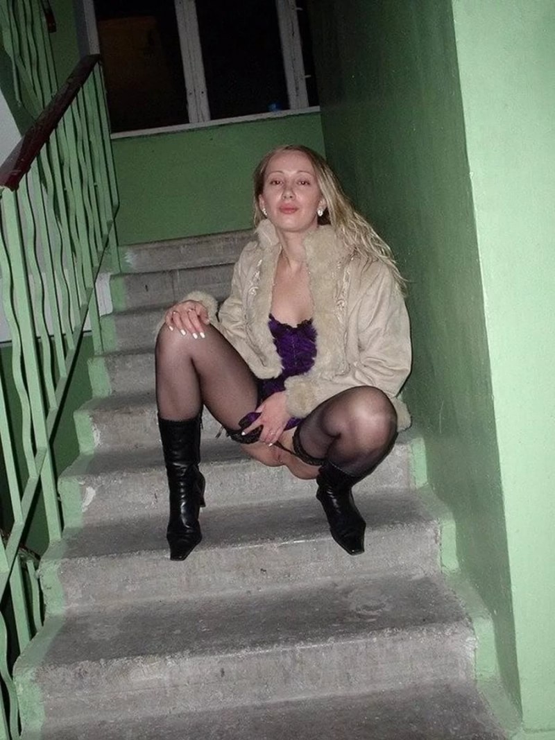 Голые зрелые бабы в подъезде