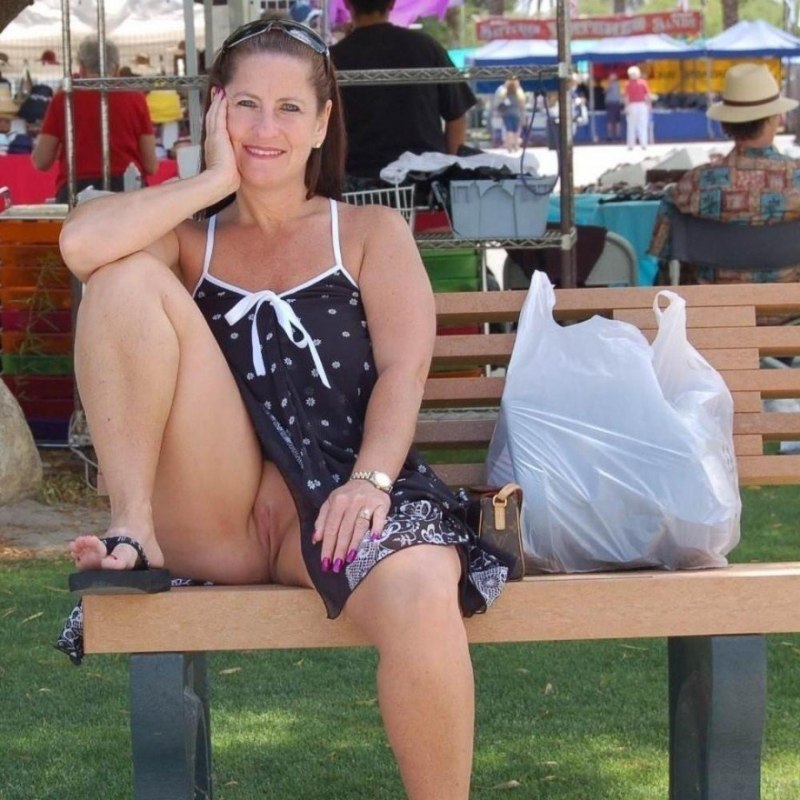 Дамы без трусов под юбкой