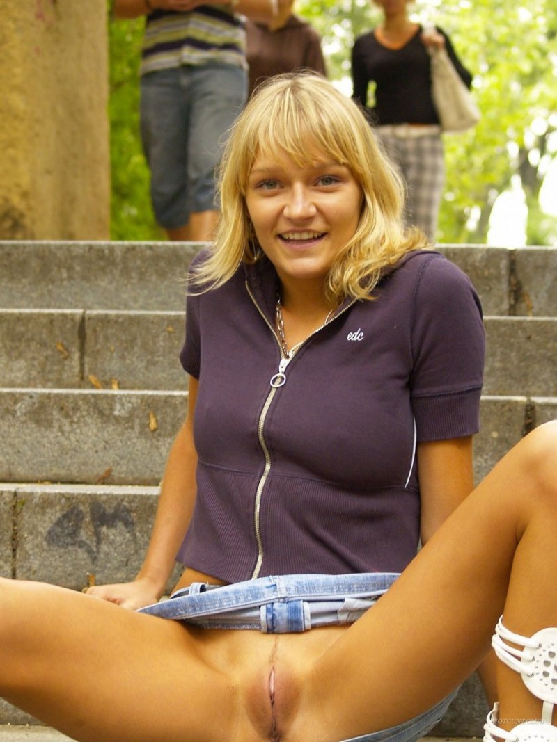 Случайно девушки без трусиков на публике