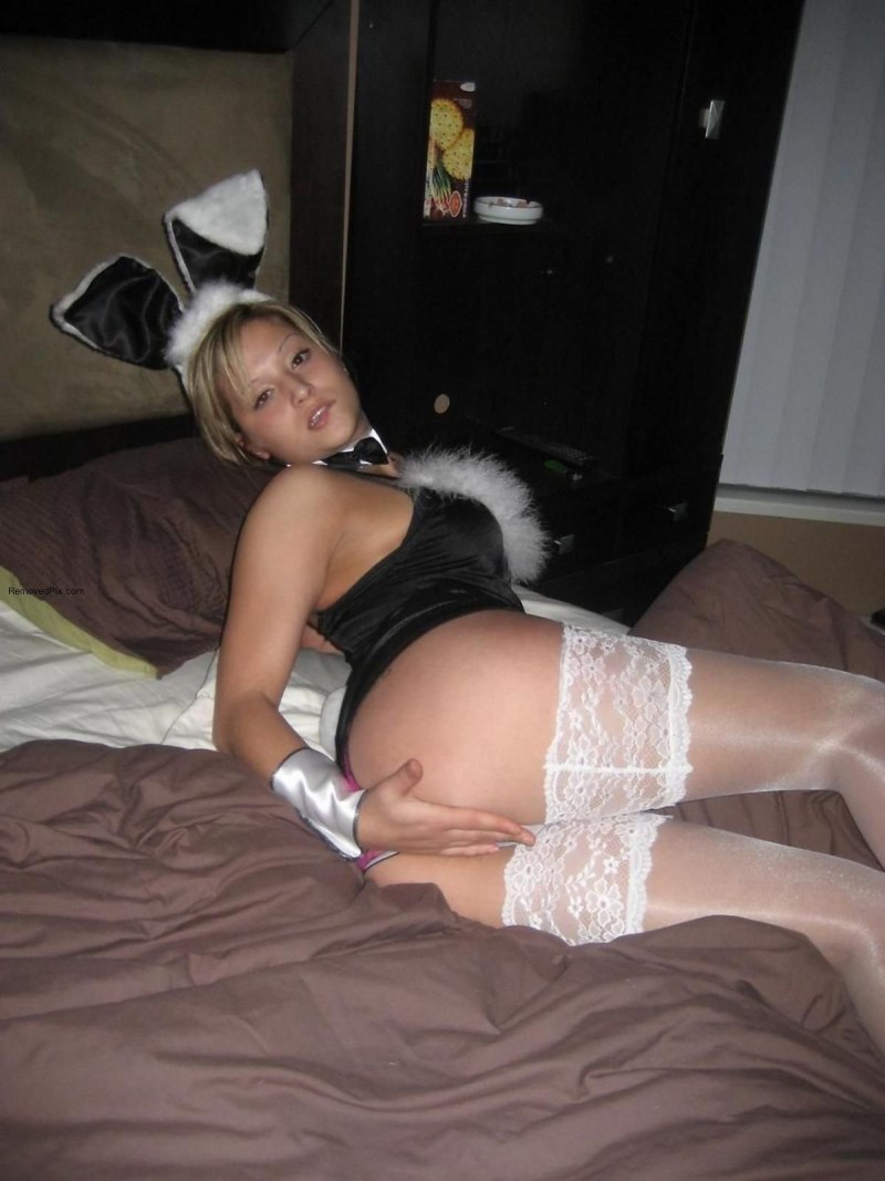 Жена в эротическом костюме домашнее