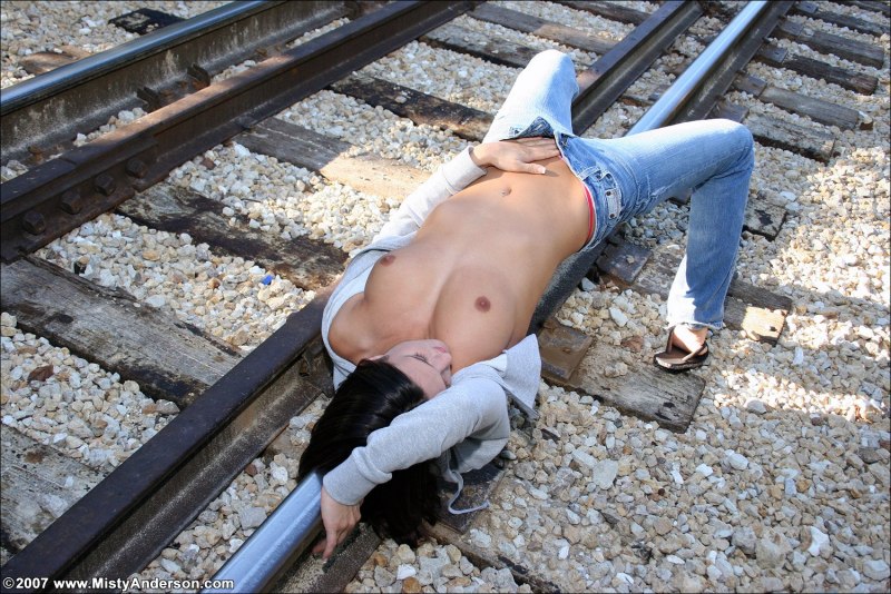 Голые женщины на железной дороге