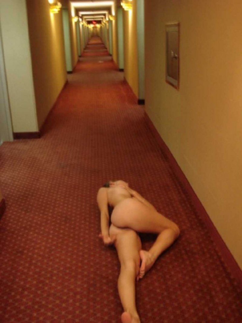 Голые жены в холле отеля