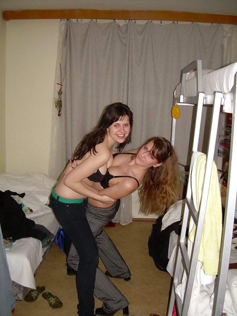 Студентки в общежитии ню