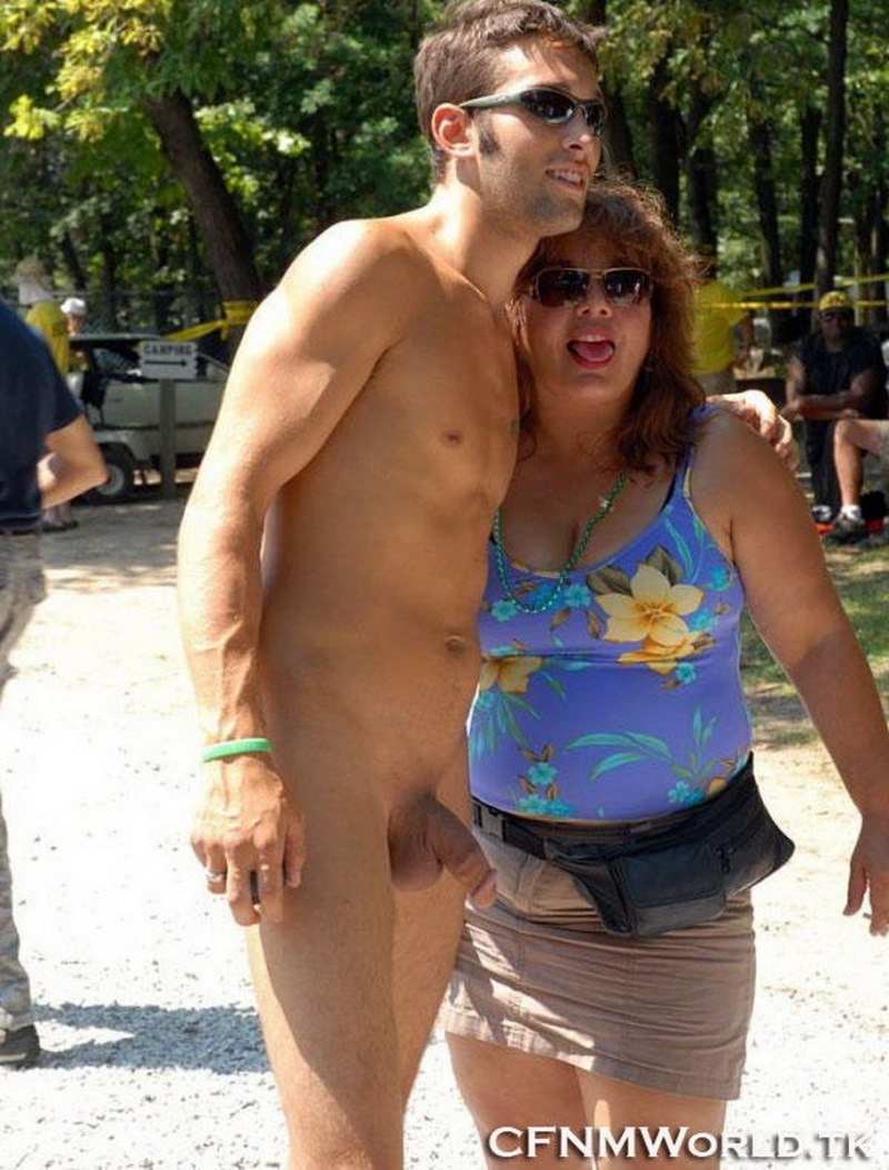 Голый мужчина одетая женщина