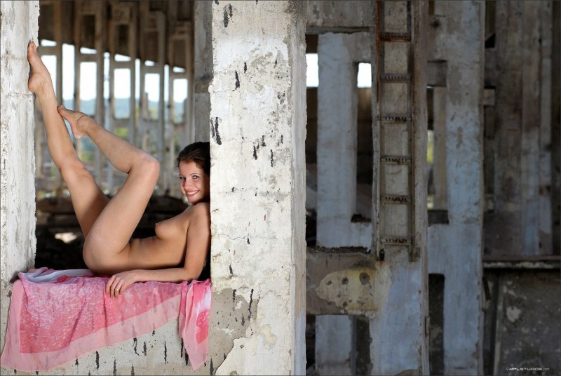 Сексапильная Нелли 40 лет позирует голышом на кровати