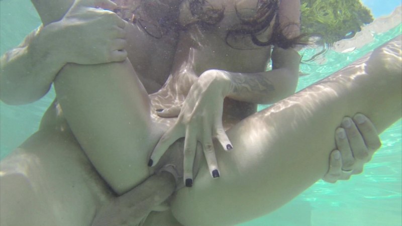 Perfect Underwater blowjob by hot teen Minnie