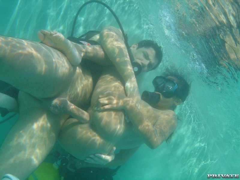 Отсосала член в бассейне