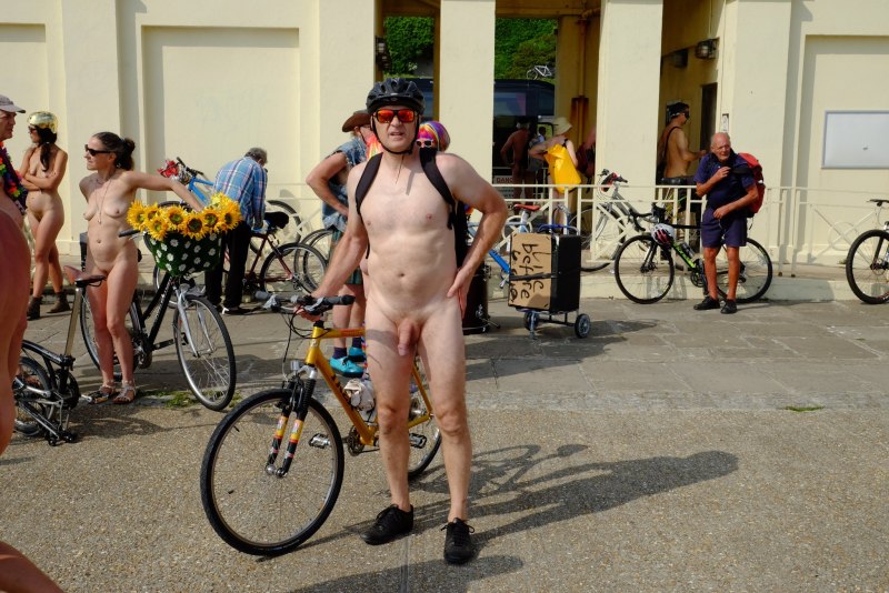 Голые женщины на вечеринке