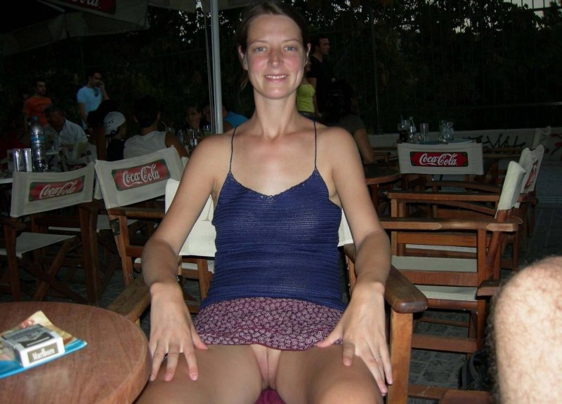 Жена без трусиков в одежде