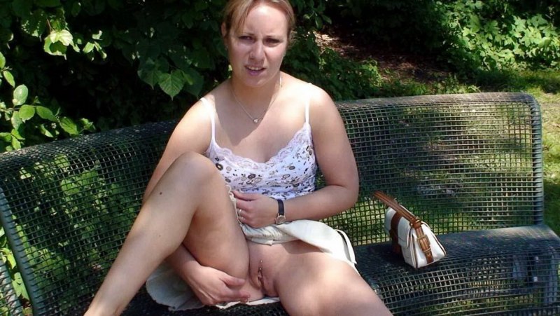 Жена без трусиков на публике