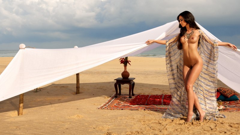 Голая загорает на курорте