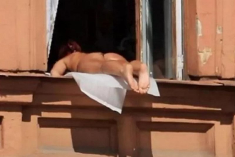 Загорает в окне