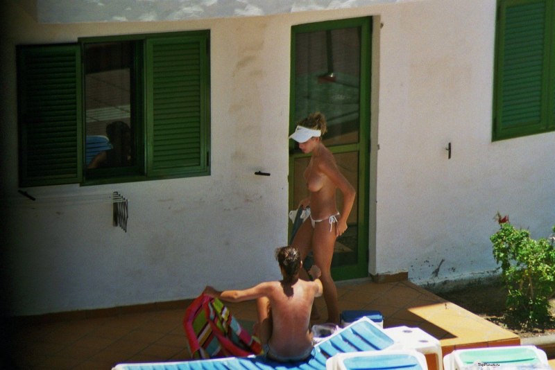 Загорает на балконе голышом