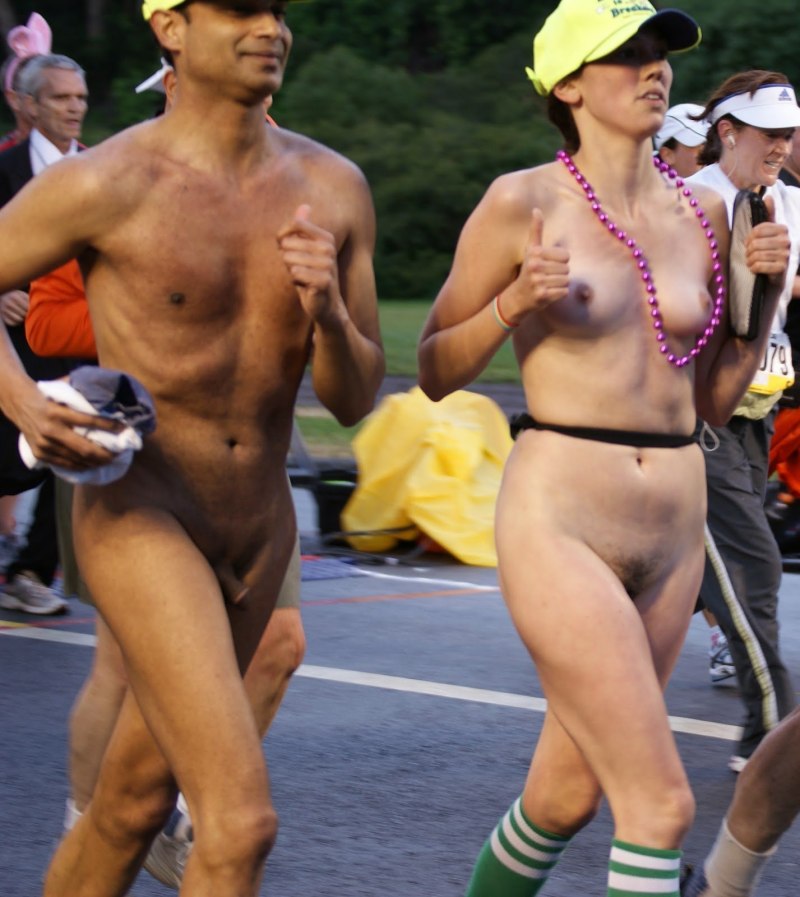 Массовый забег голых женщин
