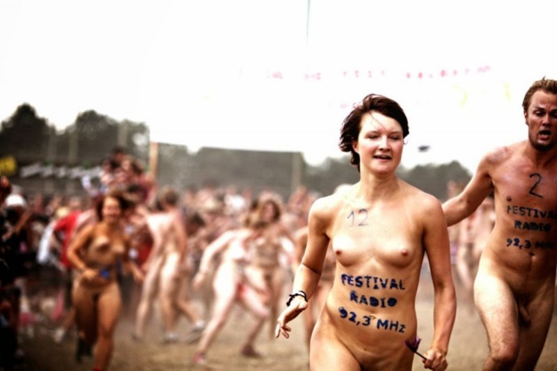 Парад голых людей на улице