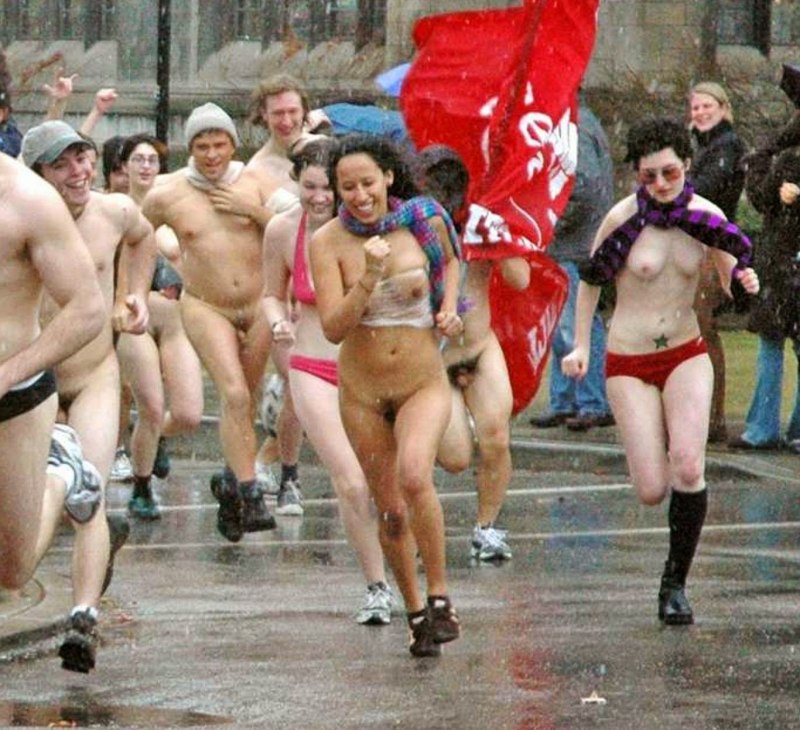 Массовый забег голых баб