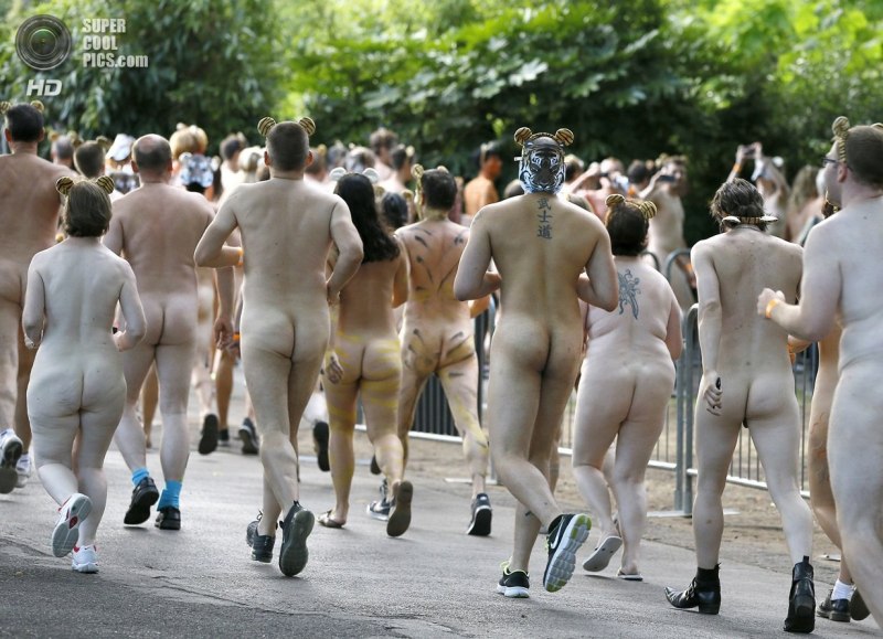 Голые зрелые ебутся на природе