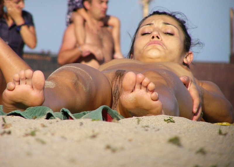 Голые на пляже скрытая камера