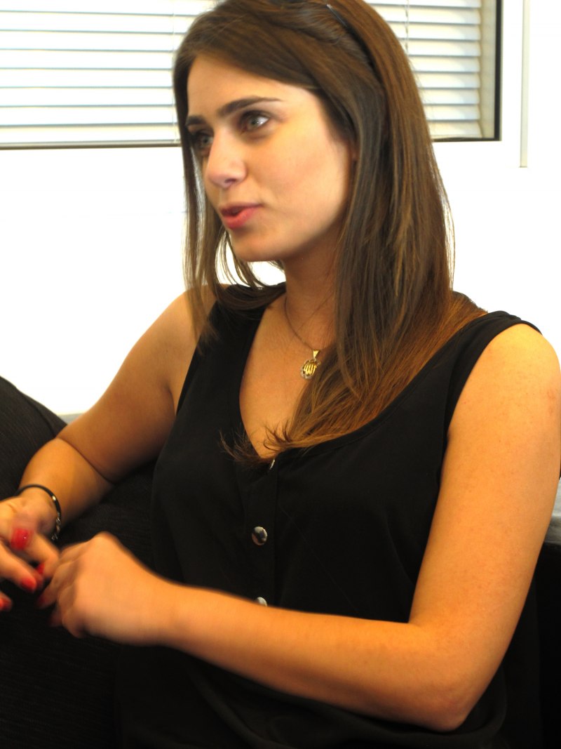 Моника Беллуччи в бассейне