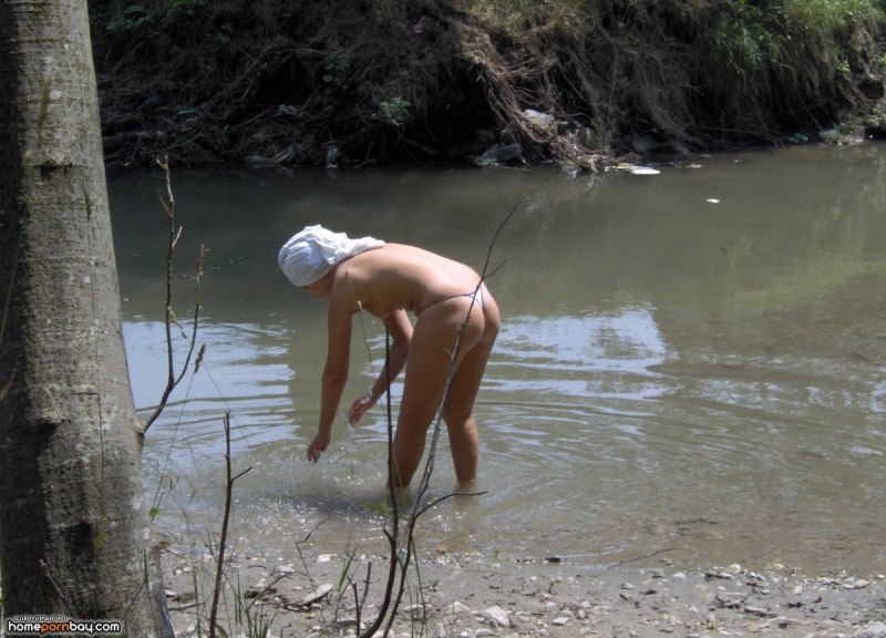 Голая жена в горной речке